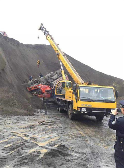 潜山上犹道路救援